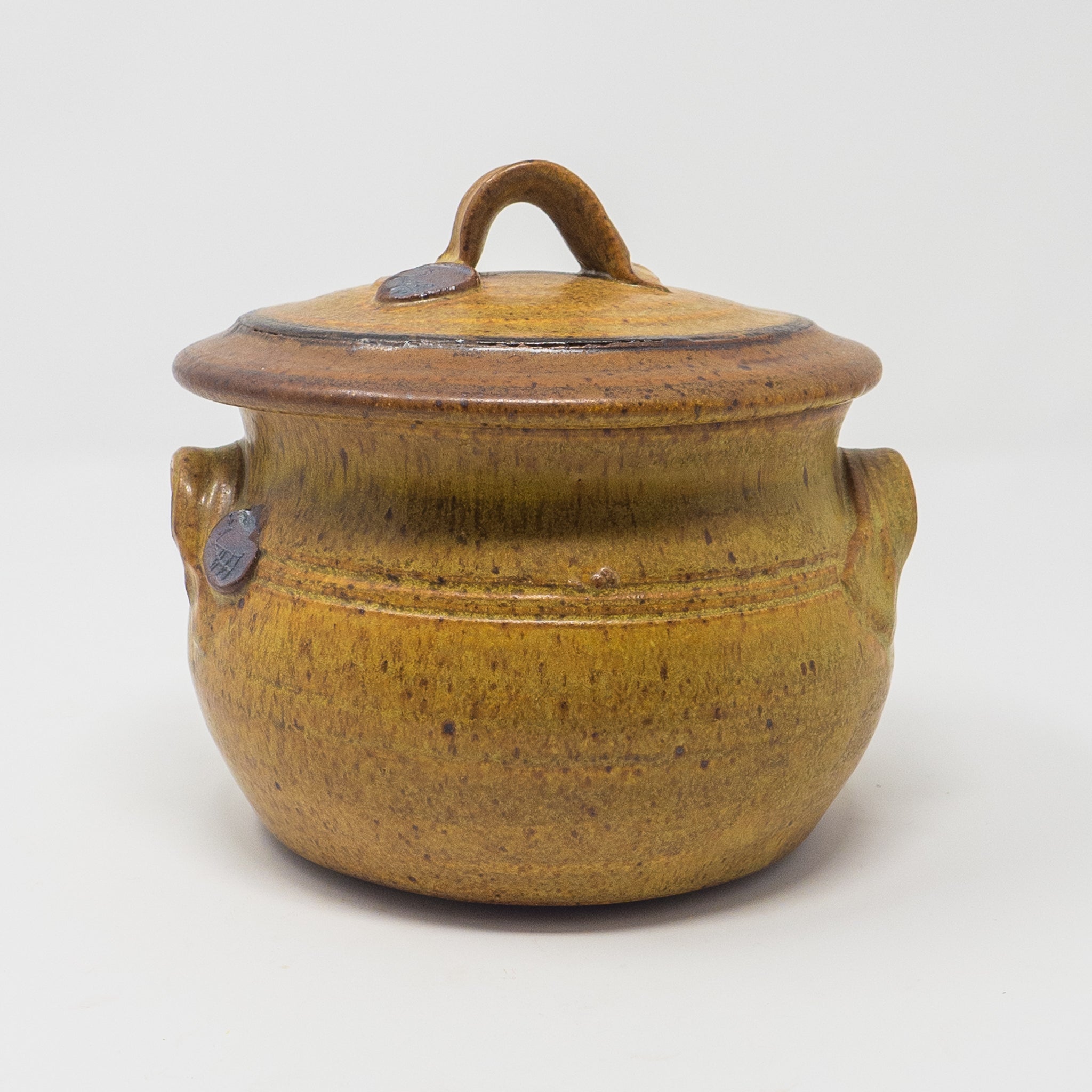 https://www.tokheim-stoneware.com/cdn/shop/products/Tokheim-Stoneware-Small-Casserole-Gold_2048x2048.jpg?v=1683578215